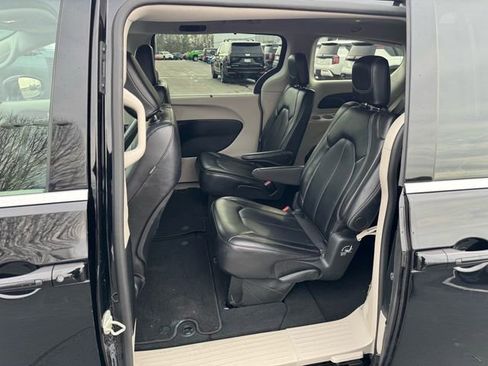 Used 2024 Chrysler Pacifica Touring-L image 12