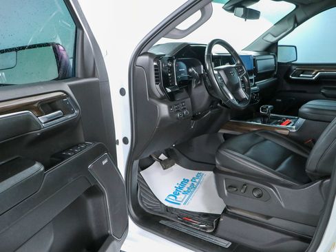 Used 2024 Chevrolet Silverado 1500 LT Trail Boss w/ Convenience Package II AWD/4WD image 3