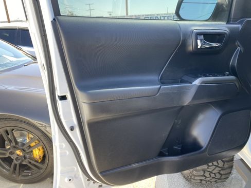 Used 2020 Toyota Tacoma TRD Sport w/ Technology Package RWD image 14