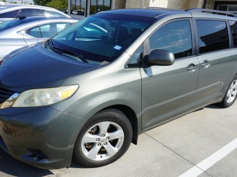 Used 2011 Toyota Sienna LE FWD image 4