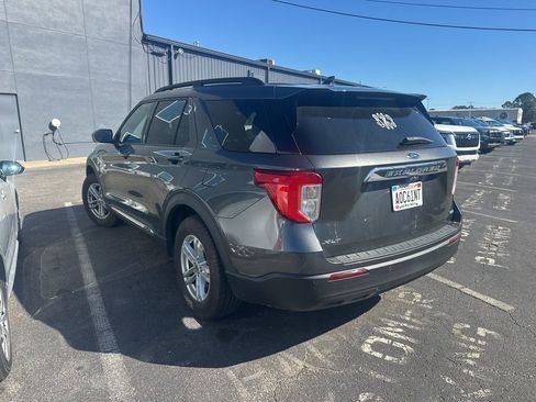 Used 2020 Ford Explorer XLT image 2