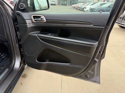 Used 2017 Jeep Grand Cherokee Limited image 27