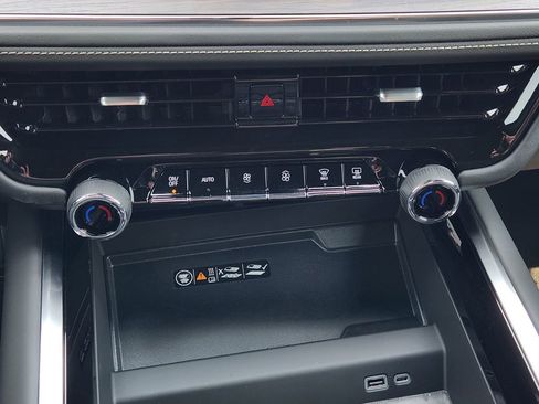 New 2025 Chevrolet Suburban Premier image 14