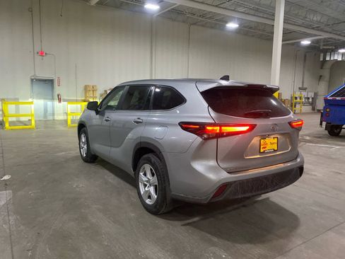 Used 2024 Toyota Highlander LE image 4