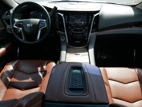 Used 2017 Cadillac Escalade ESV Premium Luxury AWD/4WD image 8