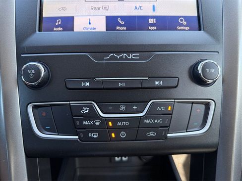 Used 2020 Ford Fusion SE FWD image 27