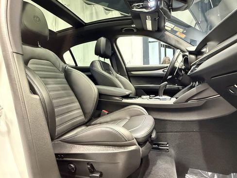 Used 2024 Alfa Romeo Stelvio Veloce image 32