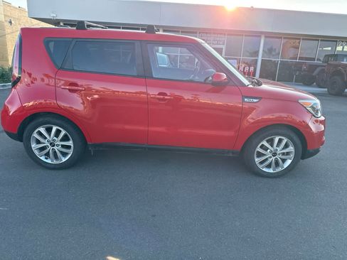 Used 2018 Kia Soul + FWD image 12