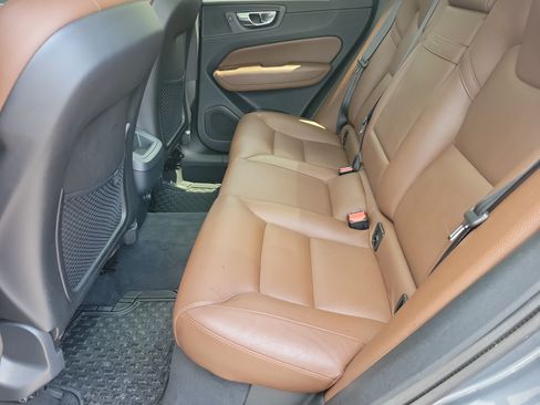 Used 2018 Volvo XC60 T5 Momentum w/ Vision Package AWD/4WD image 8
