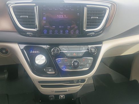 Used 2017 Chrysler Pacifica Touring-L FWD image 14