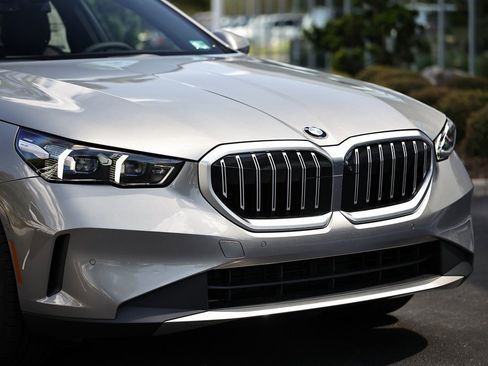 Used 2026 BMW 530i w/ Premium Package image 3