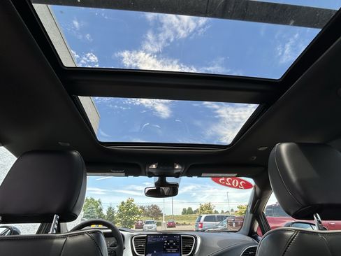 Used 2025 Chrysler Pacifica Limited FWD image 18
