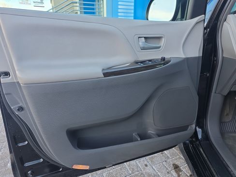 Used 2018 Toyota Sienna XLE Premium image 13