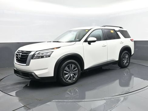 Used 2025 Nissan Pathfinder SV AWD/4WD image 2