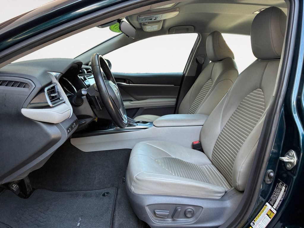 Used 2019 Toyota Camry SE FWD image 9