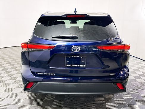 Used 2021 Toyota Highlander XLE FWD image 4