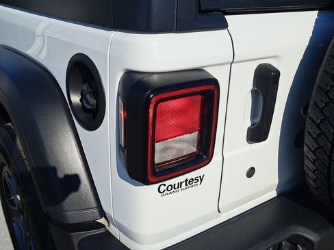 Used 2018 Jeep Wrangler Unlimited Sport S image 35