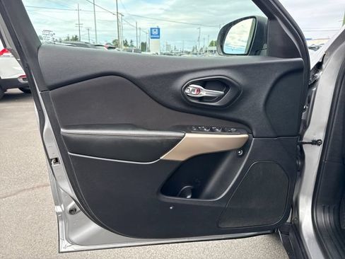 Used 2017 Jeep Cherokee Sport AWD/4WD image 16