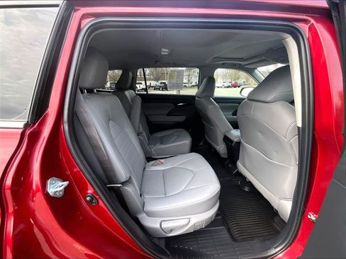 Used 2024 Toyota Highlander XLE image 16