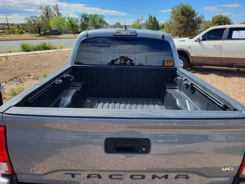 Used 2018 Toyota Tacoma TRD Off-Road w/ Technology Package AWD/4WD image 26