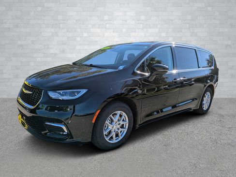 Used 2024 Chrysler Pacifica Touring-L image 9
