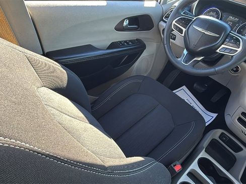 Used 2022 Chrysler Voyager LX image 16