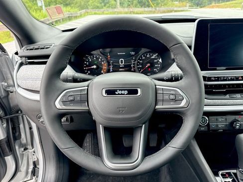 Used 2025 Jeep Compass Latitude image 14