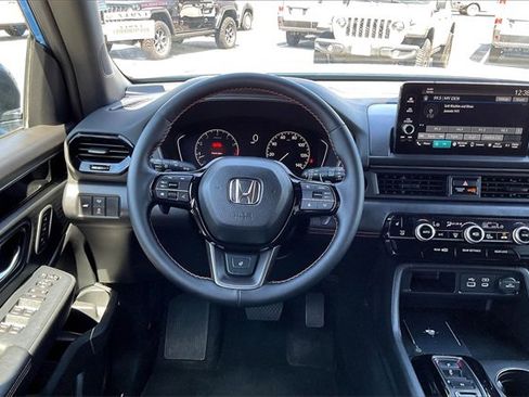 Used 2025 Honda Pilot TrailSport image 4