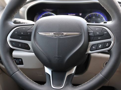 Used 2023 Chrysler Pacifica Touring-L FWD image 20