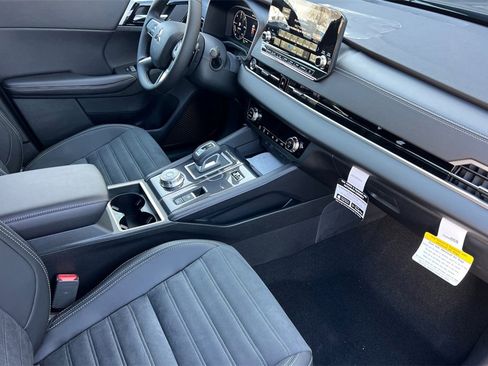 New 2025 Mitsubishi Outlander SE image 17