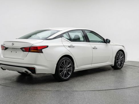 Used 2025 Nissan Altima 2.5 SV image 9