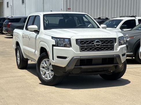 Used 2022 Nissan Frontier SV RWD image 2