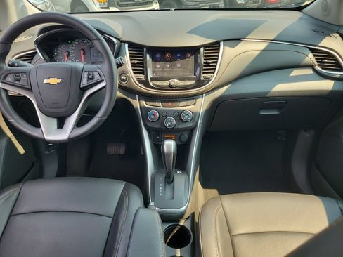 Used 2022 Chevrolet Trax LT w/ Premium Seat Package AWD/4WD image 11
