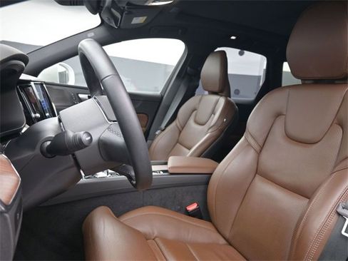Used 2023 Volvo XC60 B5 Ultimate w/ Climate Package image 9
