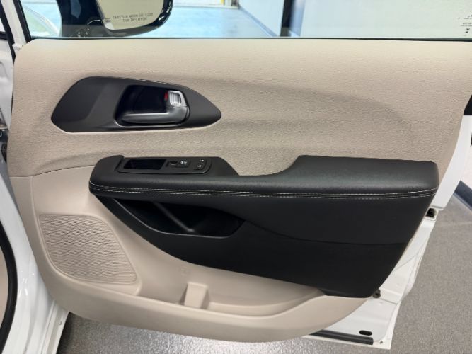 Used 2024 Chrysler Pacifica Limited FWD image 32