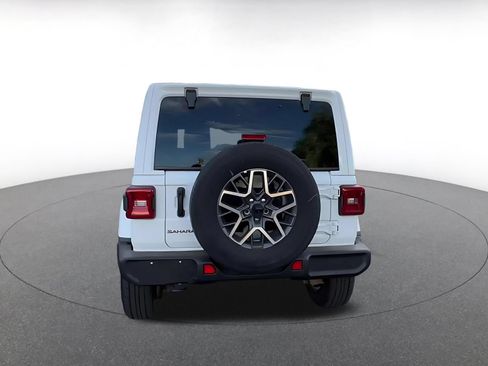 Used 2025 Jeep Wrangler Unlimited Sahara AWD/4WD image 12