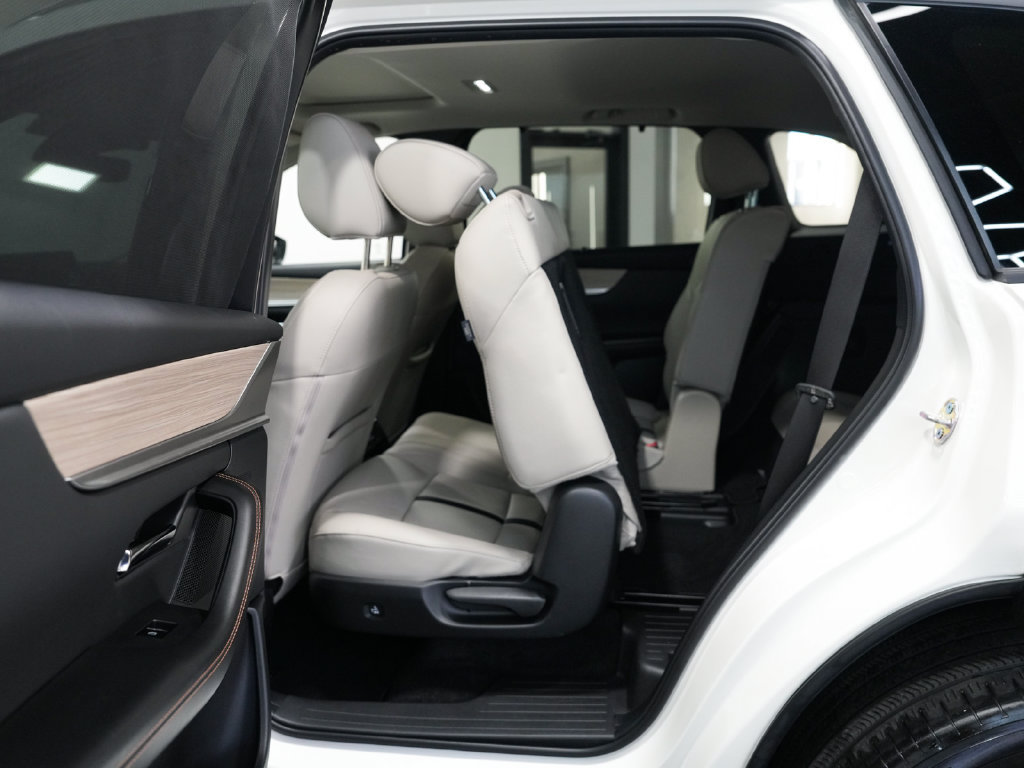 Used 2025 MAZDA CX-90 Plug-In Hybrid w/ Preferred AWD/4WD image 34