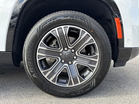 Used 2024 Jeep Wagoneer Series II w/ Flexible Seating Group image 13