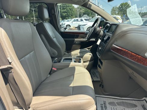 Used 2015 Chrysler Town & Country Touring FWD image 13