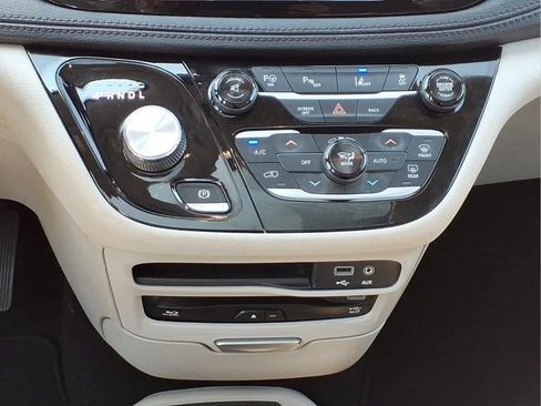 Used 2017 Chrysler Pacifica Limited w/ UConnect Theater Package FWD image 24