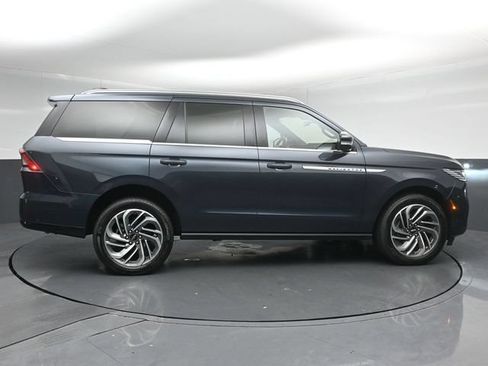 Certified 2025 Lincoln Navigator Reserve AWD/4WD image 8