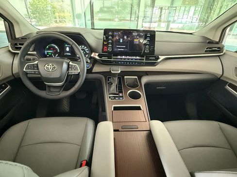 Used 2023 Toyota Sienna XLE FWD image 16