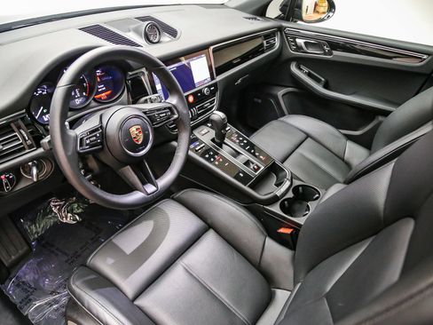 Certified 2025 Porsche Macan AWD/4WD image 4