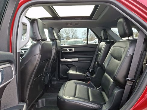 Used 2022 Ford Explorer XLT w/ Equipment Group 202A image 10