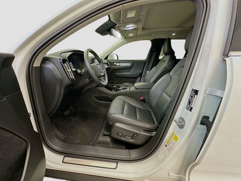 Used 2025 Volvo XC40 B5 Core image 13