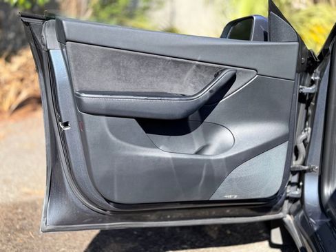 Used 2021 Tesla Model Y Long Range image 28