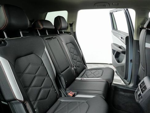 Certified 2025 Volkswagen Atlas Peak Edition SE image 17
