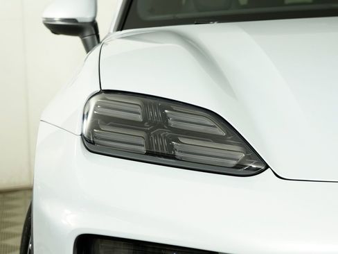 Used 2025 Porsche Macan 4 Electric w/ Premium Package AWD/4WD image 11