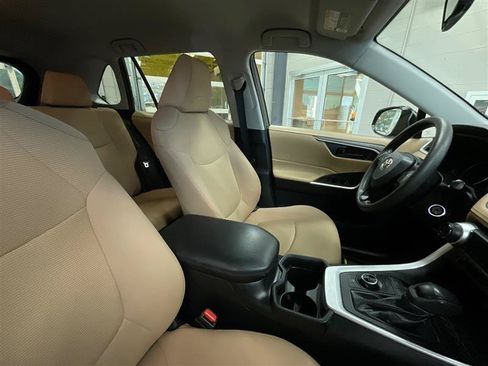 Used 2021 Toyota RAV4 LE AWD/4WD image 26