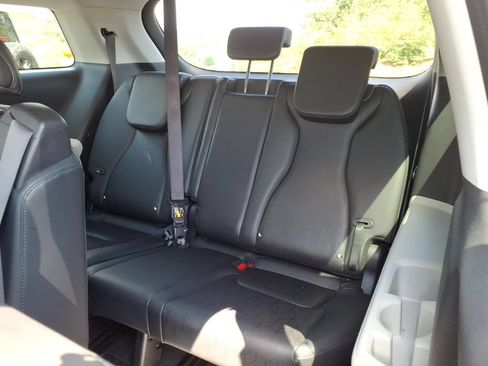 Used 2023 Kia Carnival LX FWD image 12